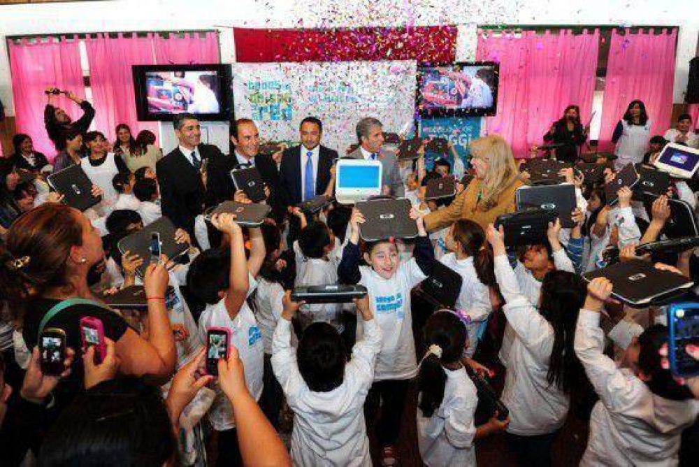 Poggi entreg� 314 computadoras en la Ciudad de San Luis