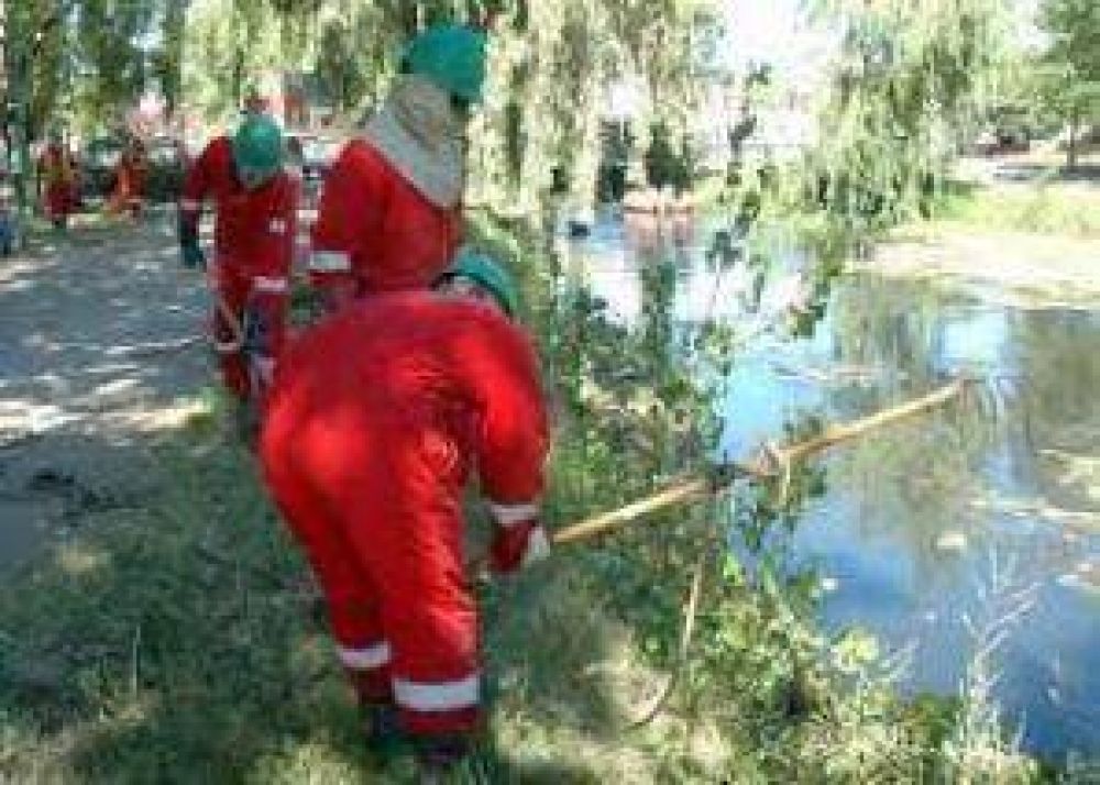 Trabajan en el saneamiento del arroyo Dur�n