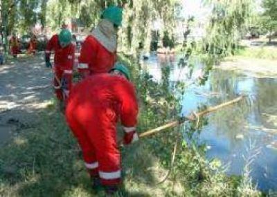 Trabajan en el saneamiento del arroyo Dur�n