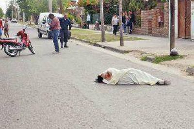 Horrible muerte de un motociclista al derrapar en el Ampliaci�n 1� de Mayo