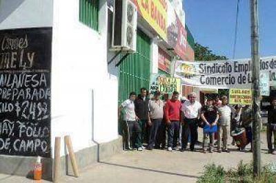 Empleados inician un paro por tiempo indeterminado en un supermercado chino