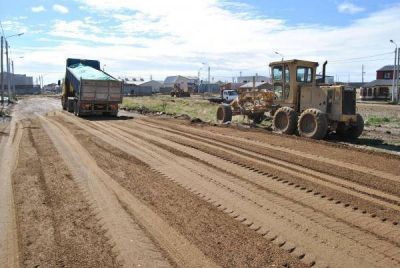  Prosiguen los trabajos de nivelaci�n de calles en el barrio Buena Vista