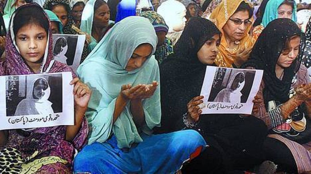 Otra vez el horror en Pakist�n: mutila a su mujer y mata a su beb�