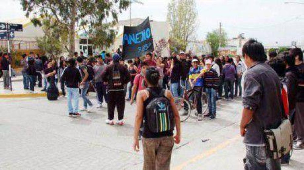 Cansancio y corte: piquete de alumnos para pedir edificio propio