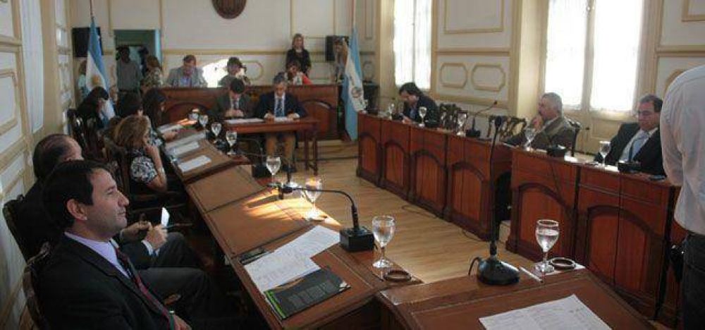 ESC�NDALO: Oposici�n se fue de la sesi�n cuando oficialismo ampar� abiertamente al monopolio ERSA