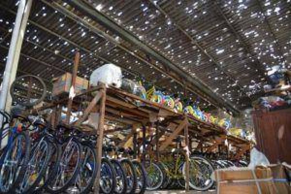 El granizo destruy� el tinglado de la f�brica de bicicletas Ariel