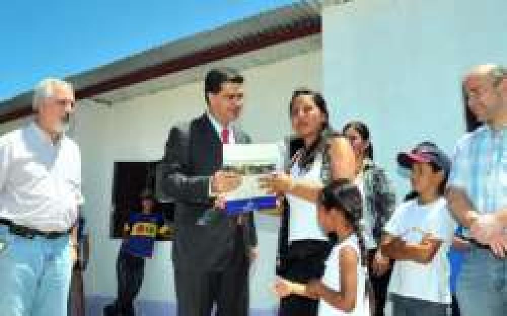 El gobernador entreg� viviendas sociales en el ex Campo de Tiro	