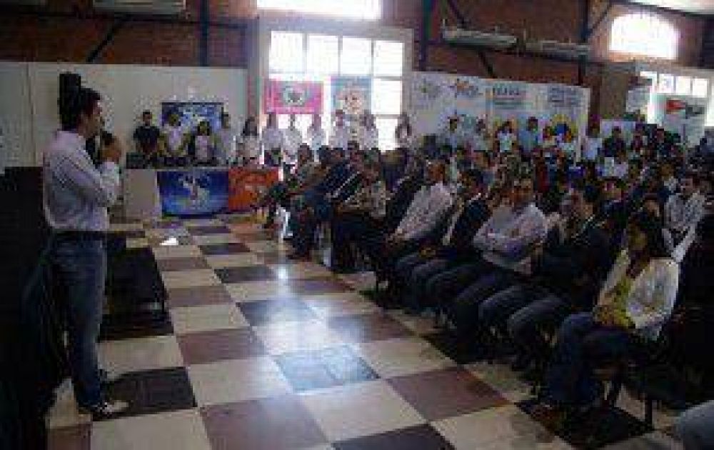 Con marcada presencia arranc� este jueves la �Expo Carreras 2012�