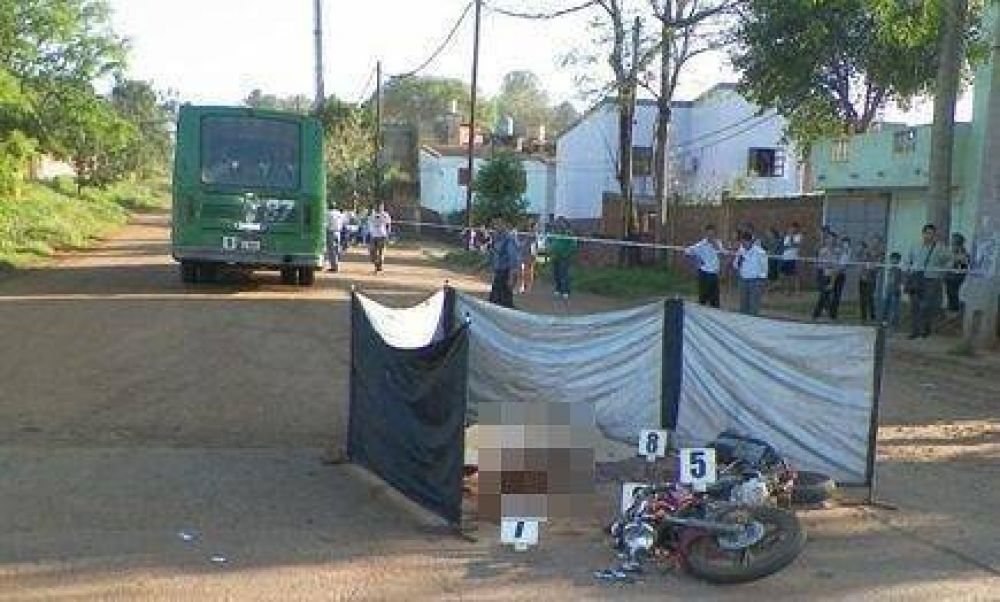 Accidente fatal al derrapar con su moto y ser arrollado