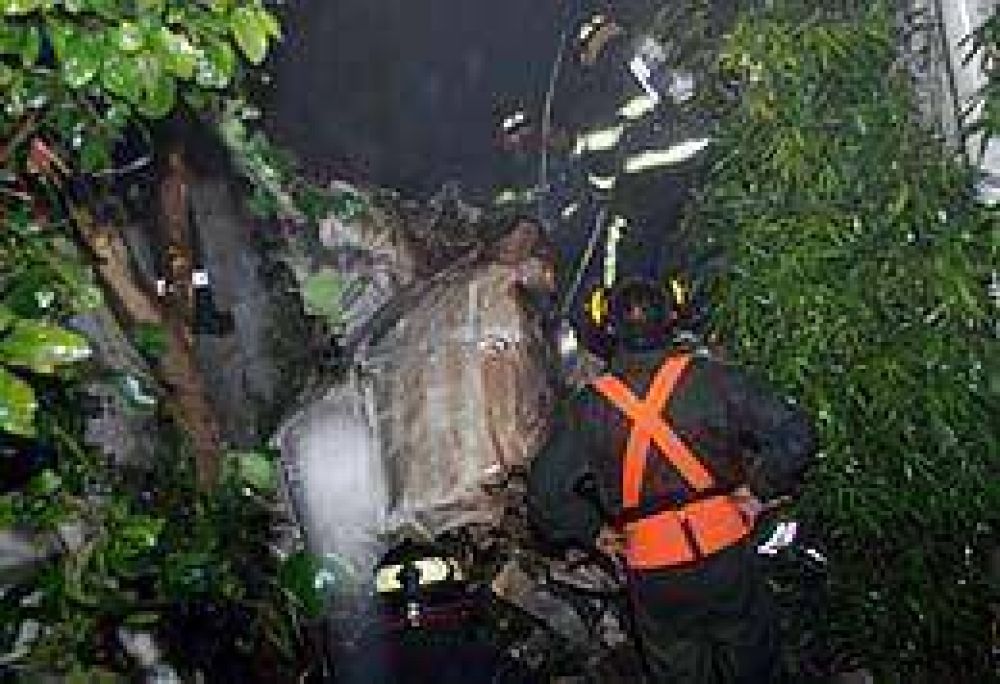 Ecuador: un avi�n se estrell� en zona residencial de Quito 