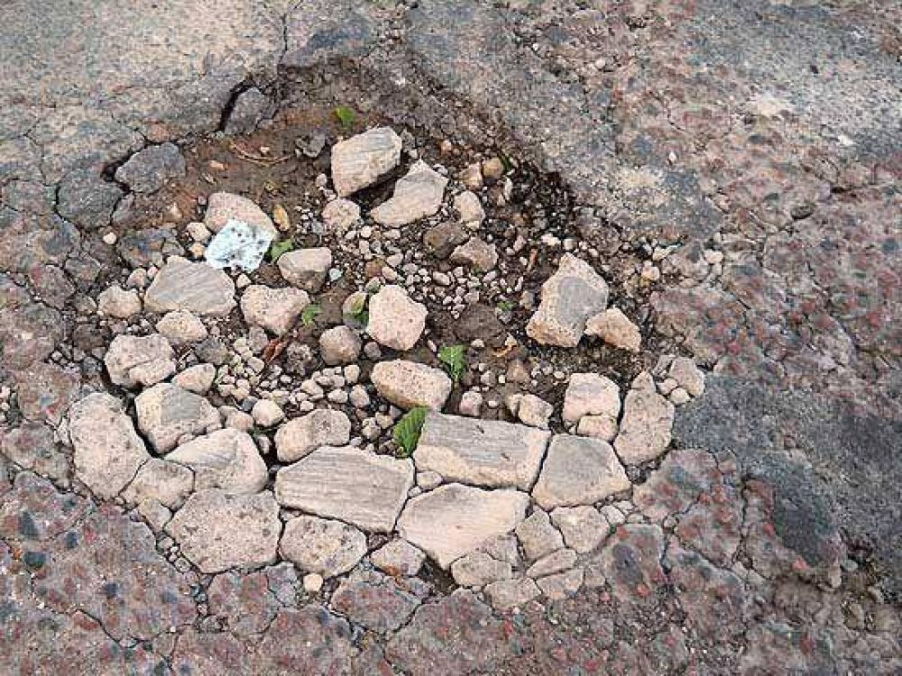 Vecinos del barrio San Vicente protestan por baches en la calle