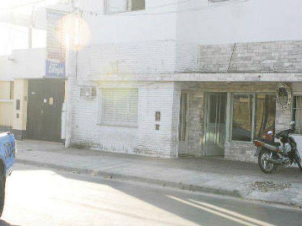Dos hombres armados irrumpieron en una cancha de f�tbol y se llevaron dinero de empleados y clientes