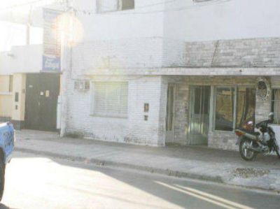 Dos hombres armados irrumpieron en una cancha de f�tbol y se llevaron dinero de empleados y clientes