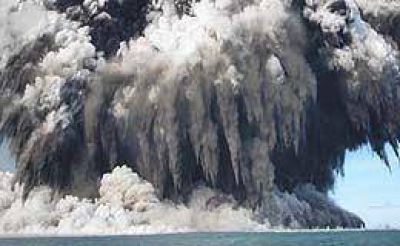 Espectacular erupci�n de un volc�n en costas de Tonga