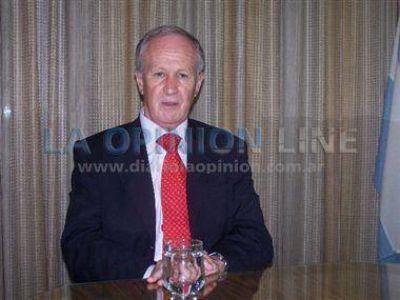 Lamberto se hace presente en la Legislatura para dar informes