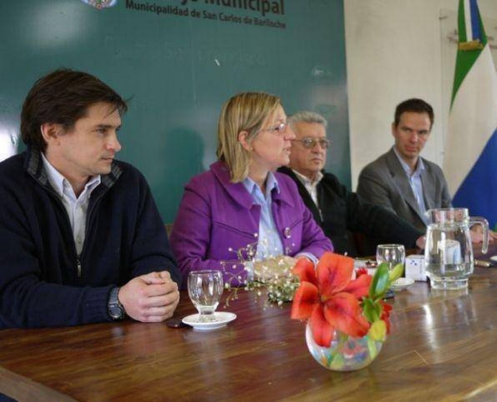 Concejo firm� acuerdo con C�mara de Comercio