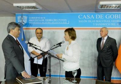  La gobernadora Fabiana R�os puso en funciones al nuevo Ministro de Salud