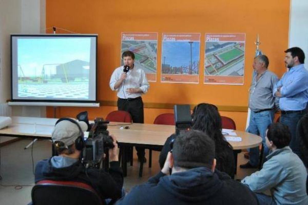  El Intendente Melella present� un importante plan de recuperaci�n de plazas