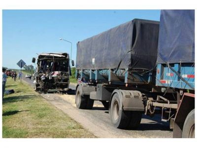 Un colectivo repleto de chicos choc� con un cami�n en el acceso a Gualeguaych�