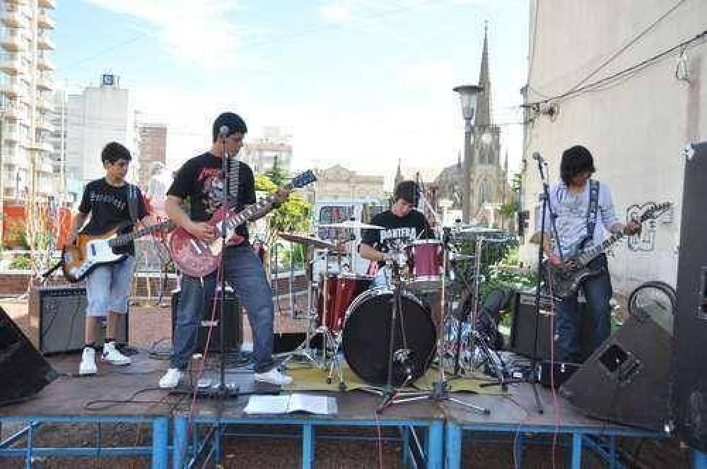 Arte, m�sica y juventud en la Plaza de la Madre