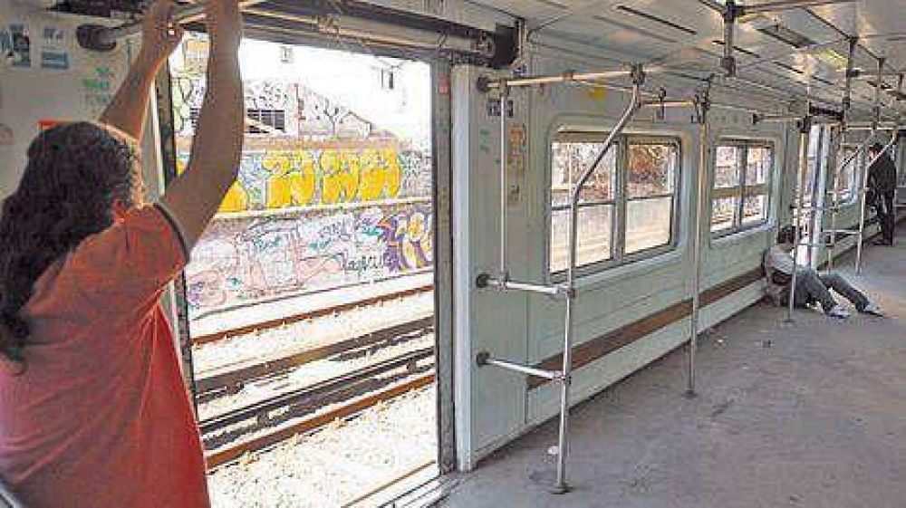 Sarmiento: los trenes circulan con ventanas rotas y puertas abiertas