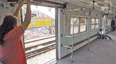 Sarmiento: los trenes circulan con ventanas rotas y puertas abiertas