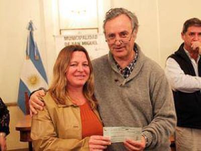 El Municipio entreg� microcr�ditos y subsidios a emprendedores locales y diplomas a cuidadores domiciliarios