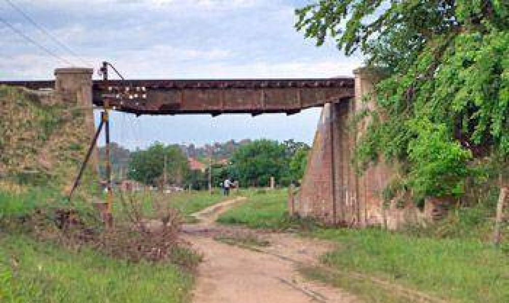 Un ni�o de tres a�os cay� de un puente ferroviario y su estado es reservado