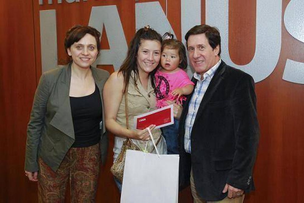 D�AZ P�REZ ENTREG� NETBOOKS A EGRESADOS DEL BACHILLERATO POPULAR ROCA NEGRA