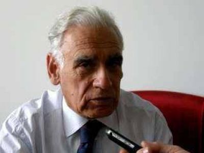 Desminti� rumores de renuncia y anunci� que Ur�a es el nuevo presidente.
