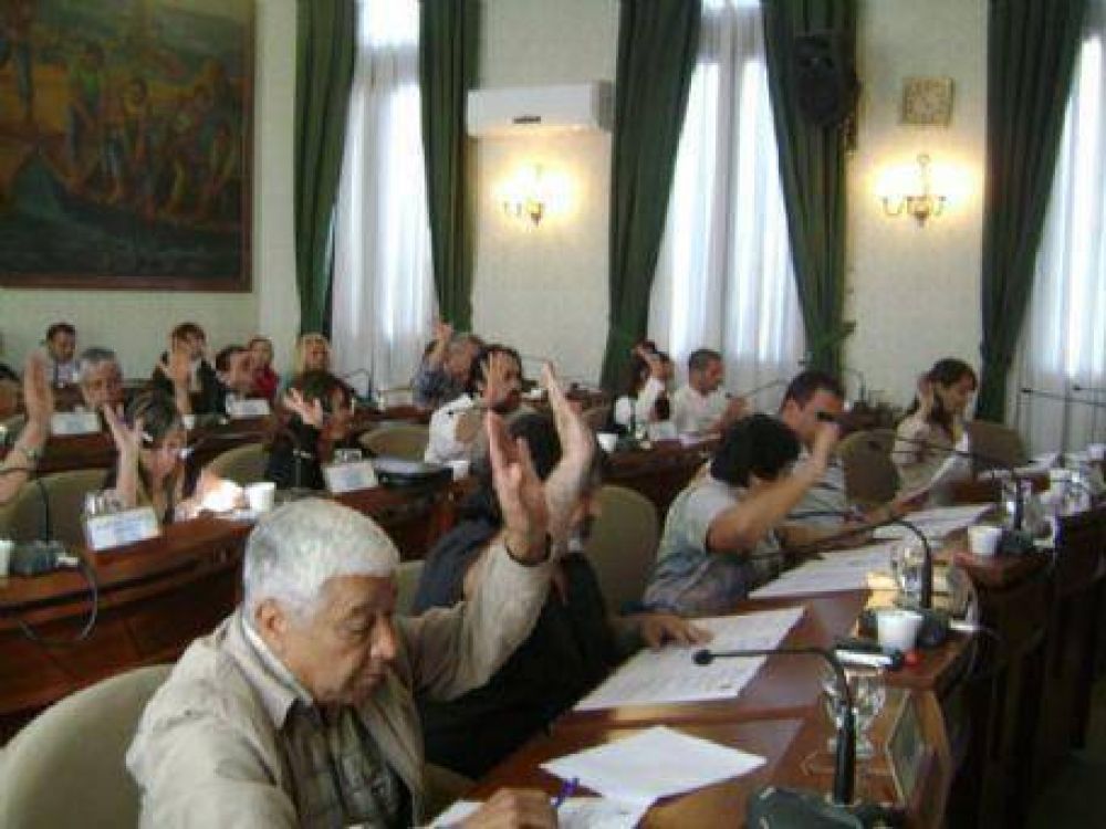 Concejo Deliberante: Entre el aumento de tarifas, abstenciones y obsecuencias