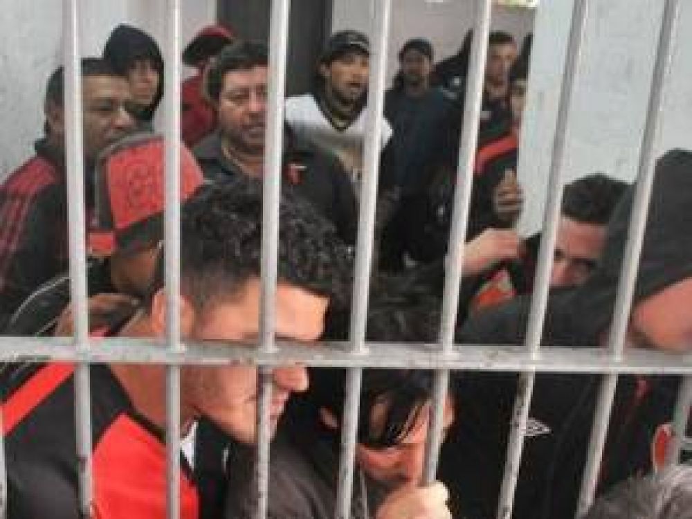 Un juez liber� y expuls� del pa�s a los 35 hinchas de Col�n detenidos en Paraguay