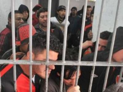 Un juez liber� y expuls� del pa�s a los 35 hinchas de Col�n detenidos en Paraguay