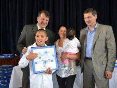 Lincoln: Intendente Fern�ndez entreg� netbooks a chicos con capacidades diferentes