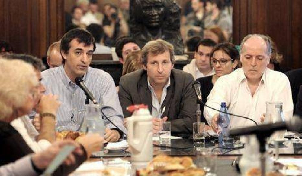 "Usted privilegia econ�micamente a la escuela privada"