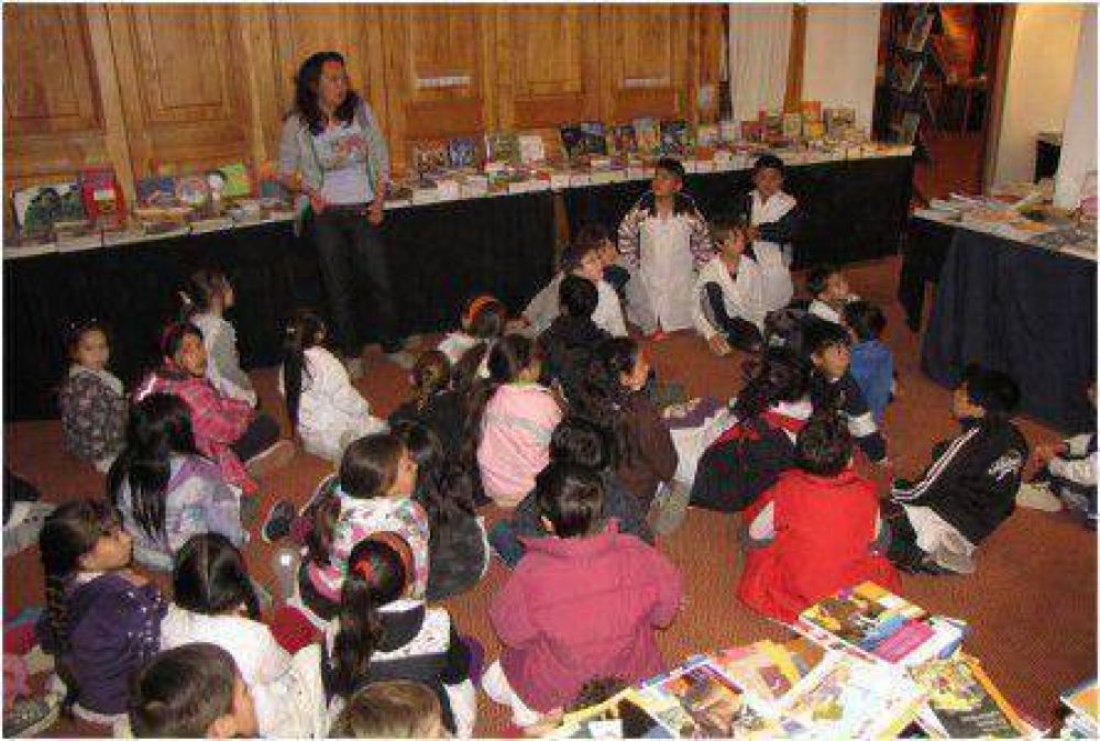 �No veo un chico que ingrese a esta feria y que no se desmaye de amor por un libro�