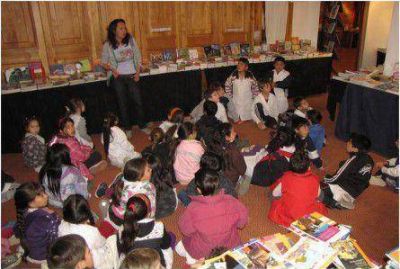 �No veo un chico que ingrese a esta feria y que no se desmaye de amor por un libro�