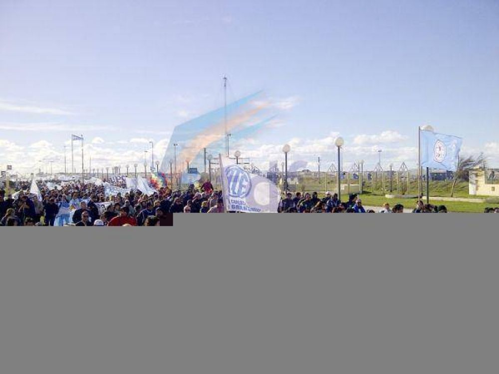 Multitudinaria marcha por las calles de R�o Grande en defensa de la salud p�blica