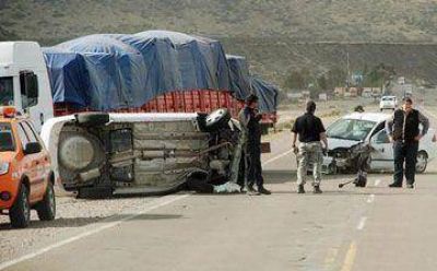 Cuatro heridos al chocar dos autos y un cami�n