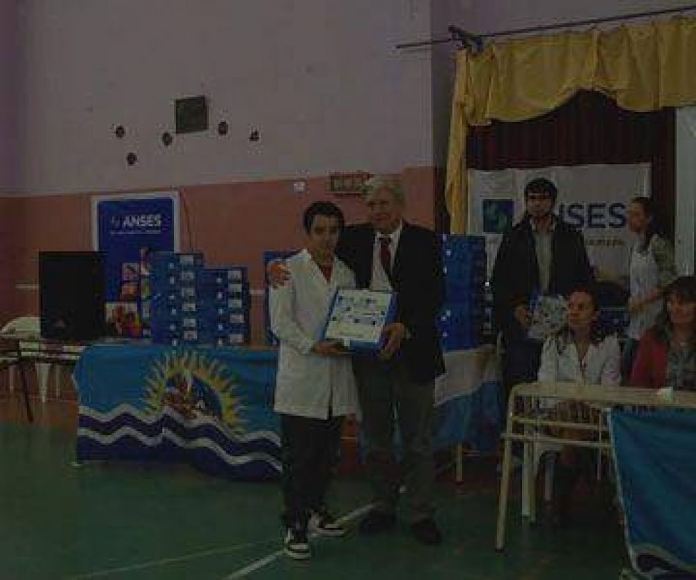 ANSES y CPE entregan netbooks en la EGB N� 62