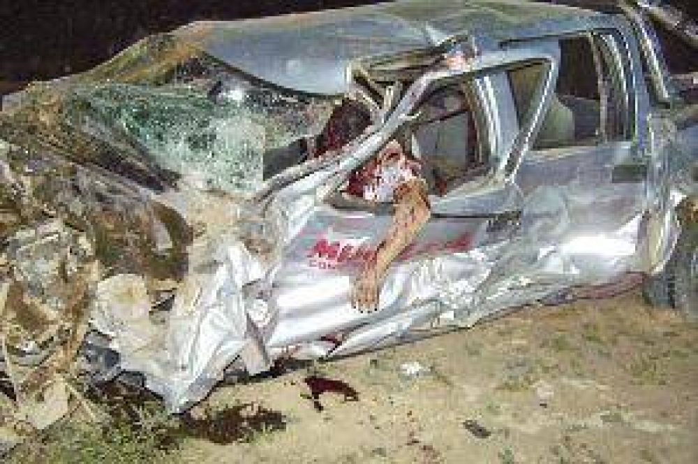 Dos muertos en un violento choque entre camioneta y auto en la ruta 34