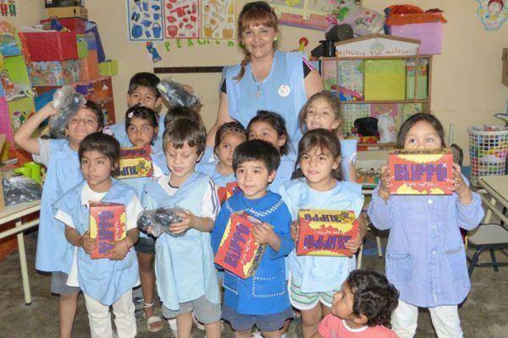 Trabajadores entregaron donaciones a la escuela N� 1961 de Isca Yacu