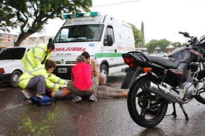 Joven lesionado al chocar con su moto un remis bajo la lluvia