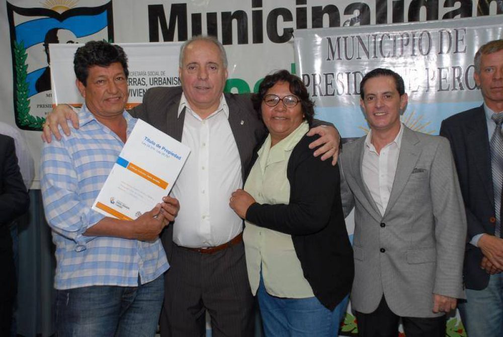 Entregan un centenar de escrituras 
