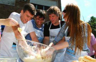 Boudou, Bossio y Zabaleta, recordaron a Kirchner cocinando para jubilados de Hurlingham