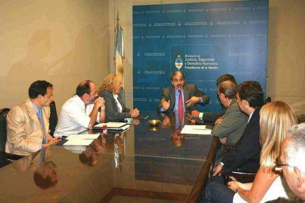 La Intendenta Giroldi y el Ministro de Justicia An�bal Fern�ndez firmaron un importante convenio
