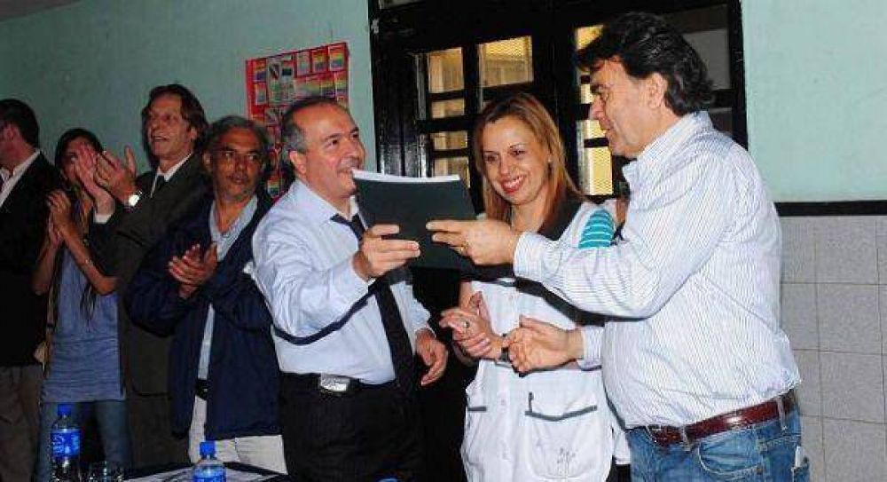 Guti�rrez entreg� certificados de aptitud ambiental a industrias quilme�as