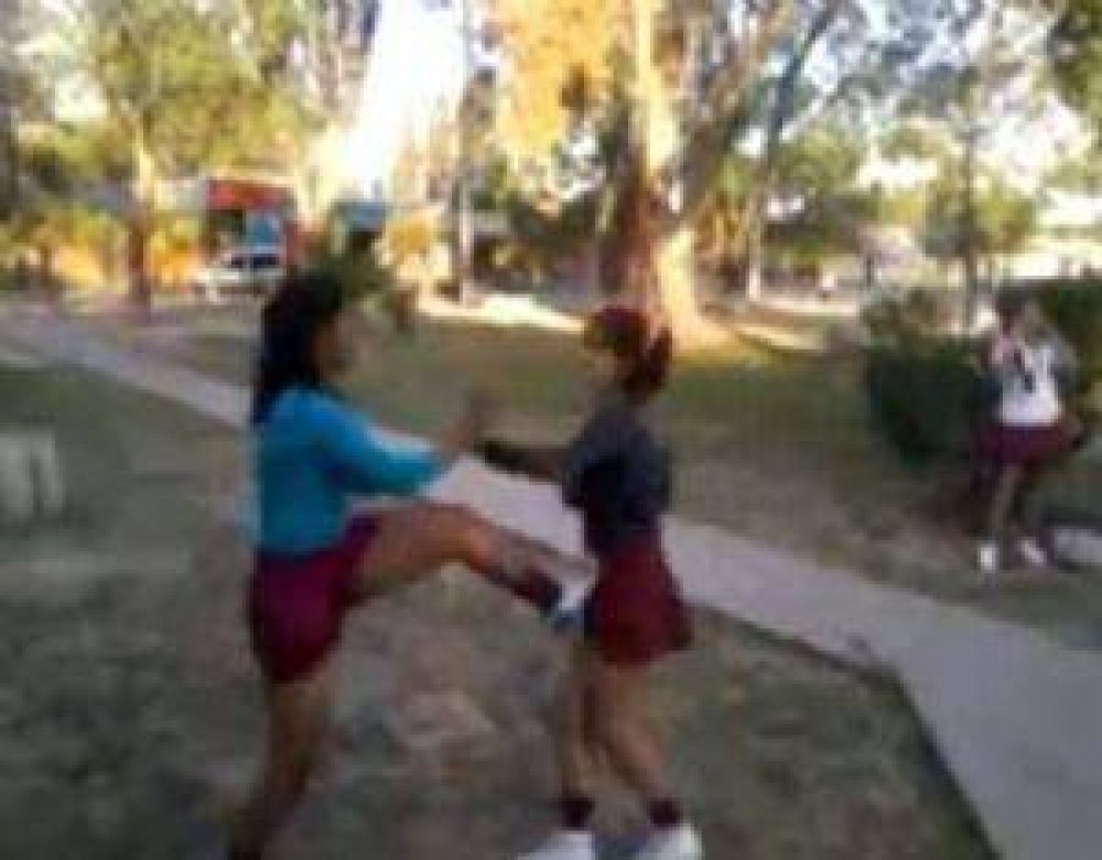 Alumnas protagonizan una brutal pelea y la suben a las redes sociales