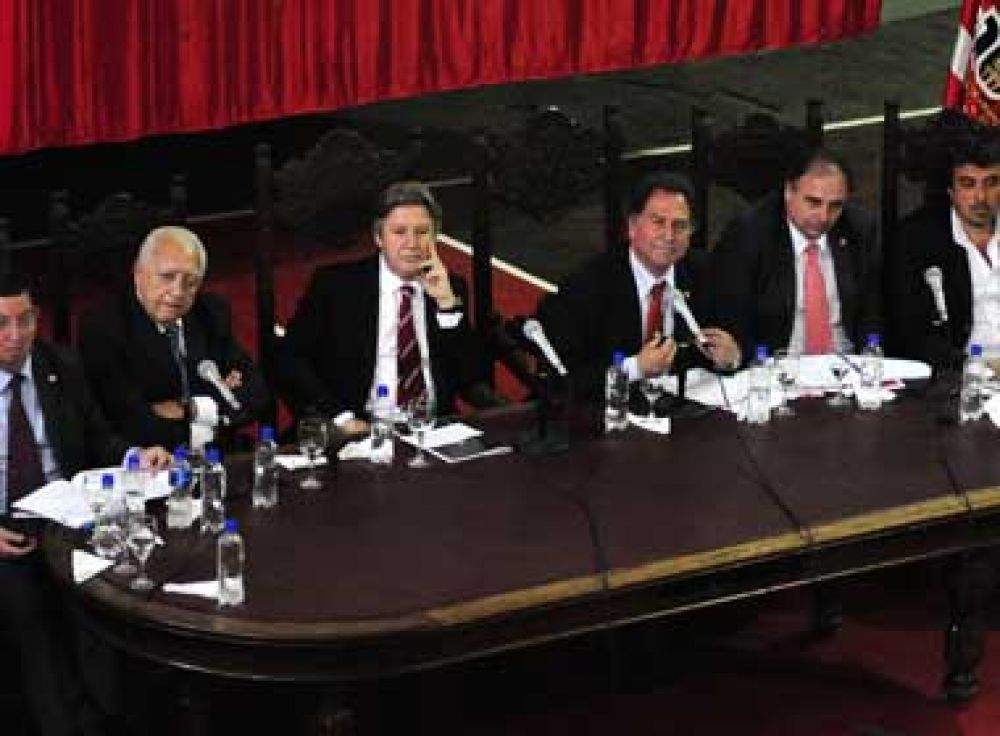 Se aprob� finalmente la Asamblea, con duros cuestionamientos para Quique
