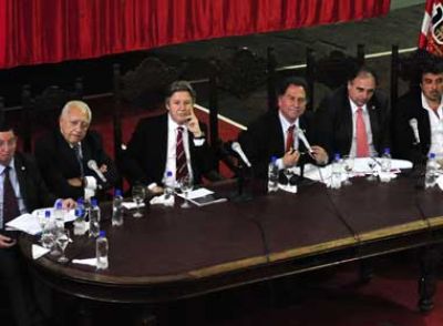 Se aprob� finalmente la Asamblea, con duros cuestionamientos para Quique